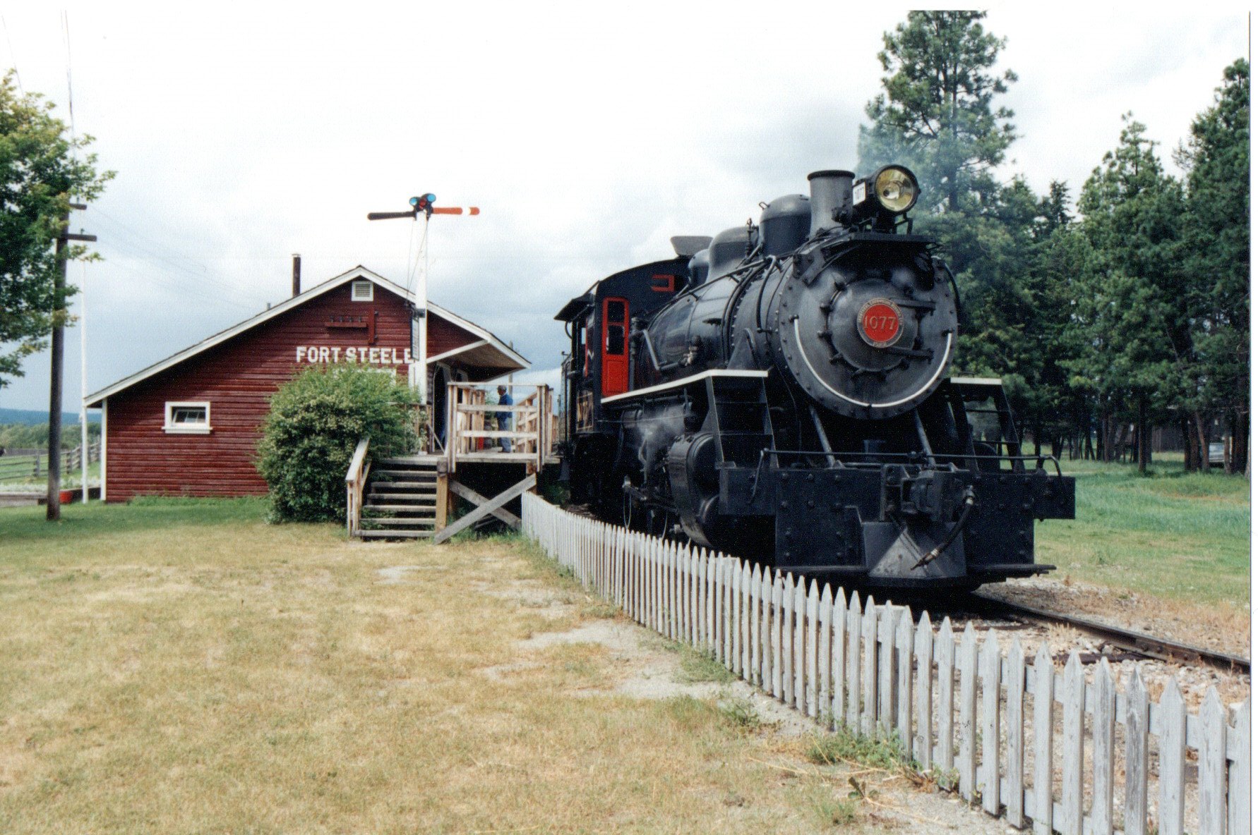 Обичаният парен влак в B C исторически град Форт Стийл близо