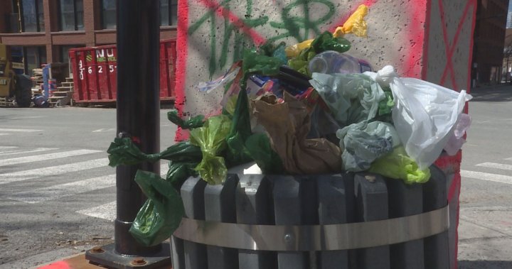 Извозването на кофи за боклук по протежение на канала Lachine причинява смрад за жителите на Монреал