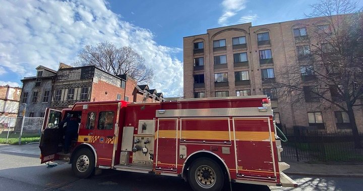 Пожарникарите в Торонто спасиха човек в неделя сутринта, който беше