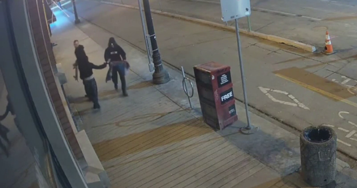 Полицията публикува видеозапис на заподозрени, които са изтръгнали знамето на Прайда пред офиса на Едмънтън