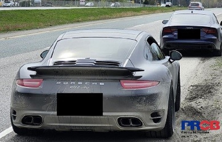 Шофьорите на чифт горещи коли бяха оставени да охладят петите