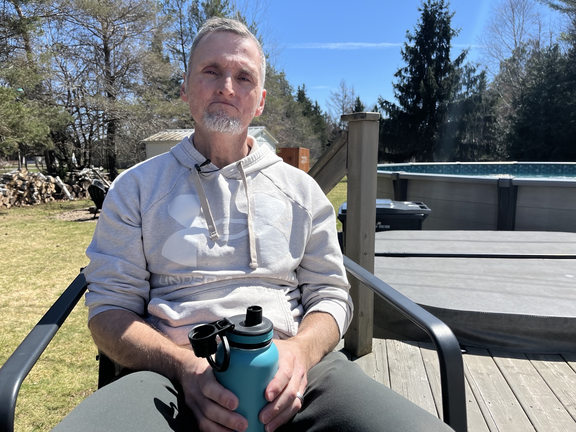 Мъж от Шедиак N B плаща от джоба си за лечение