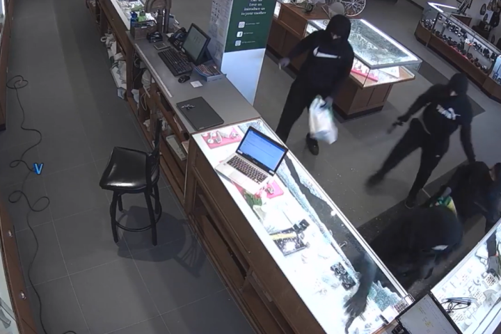 Smash and grab: Video shows 5 suspects robbing a Toronto jewelry store, police say