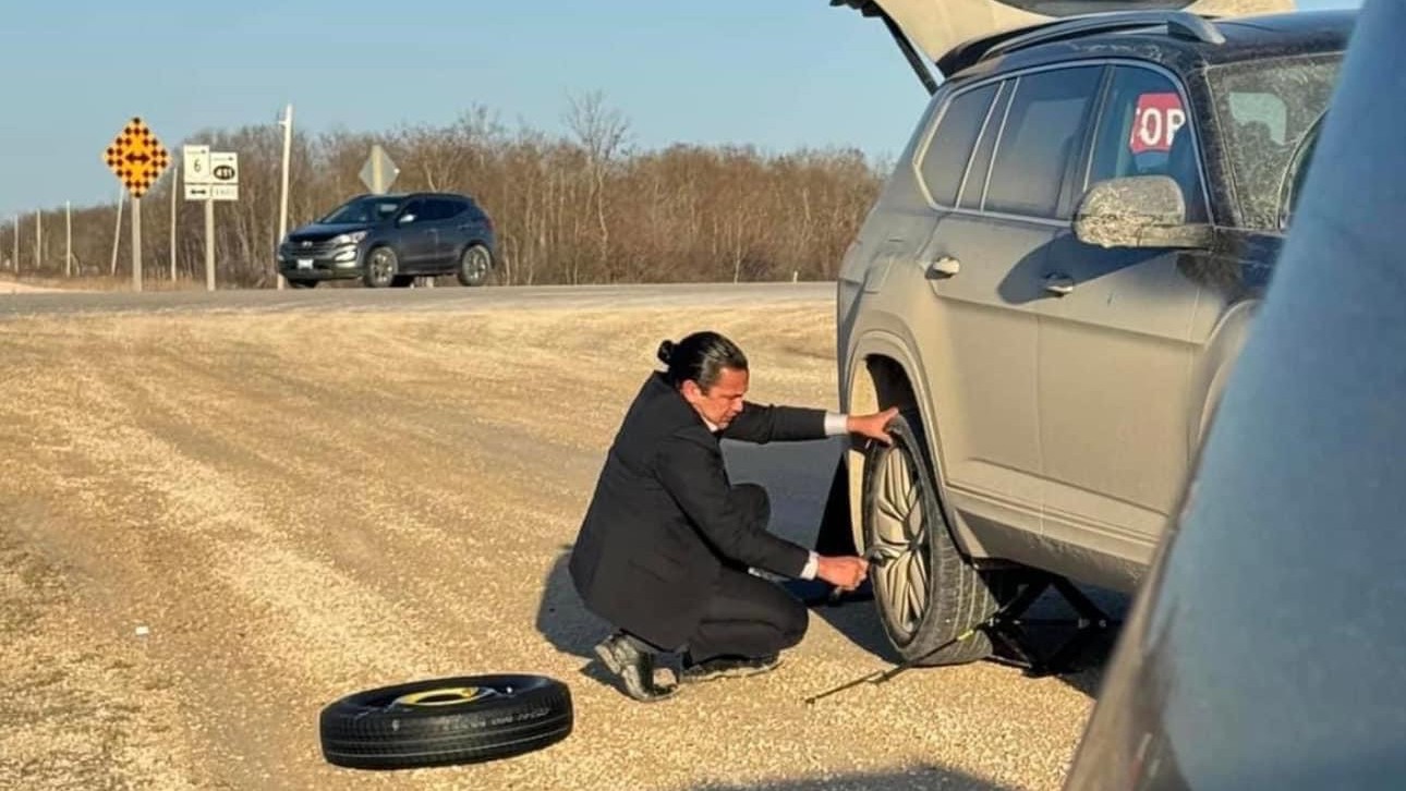 Premier Kinew stops to help stranded driver change tire: ‘What any decent Manitoban would do’