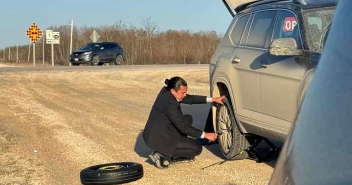 Premier Kinew спира, за да помогне на закъсал шофьор да смени гумата: „Какво би направил всеки свестен жител на Манитоба“