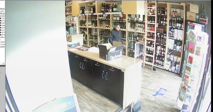 Видеозапис заснема как крадци крадат бутилка коняк за 5 000 долара от магазин за алкохол в Лангли