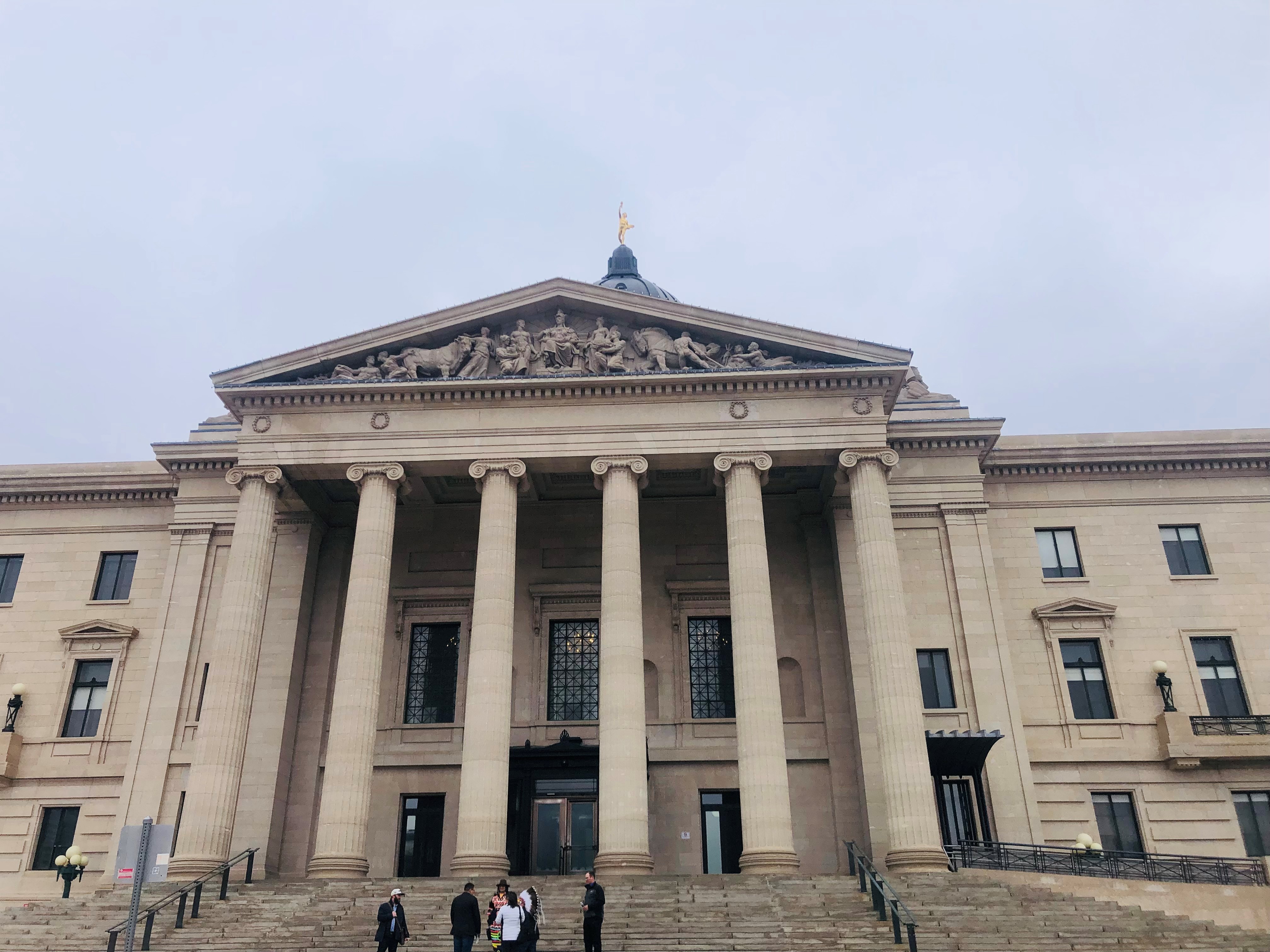 Manitoba premier calls on other provinces to sign on to national power grid