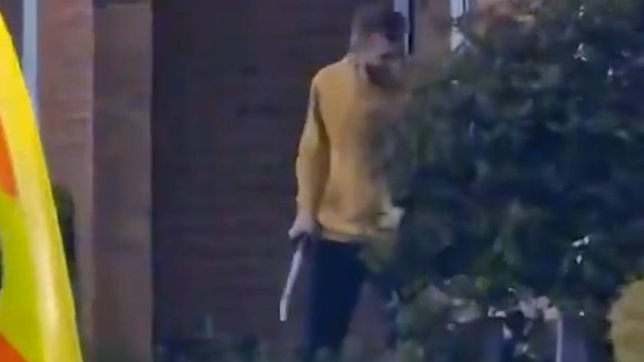 Мъж с голям меч нападна няколко души в предградие на