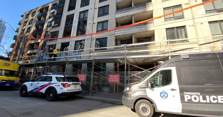 Повдигнато е обвинение за убийство втора степен, след като мъж е бутнат от балкона на Торонто