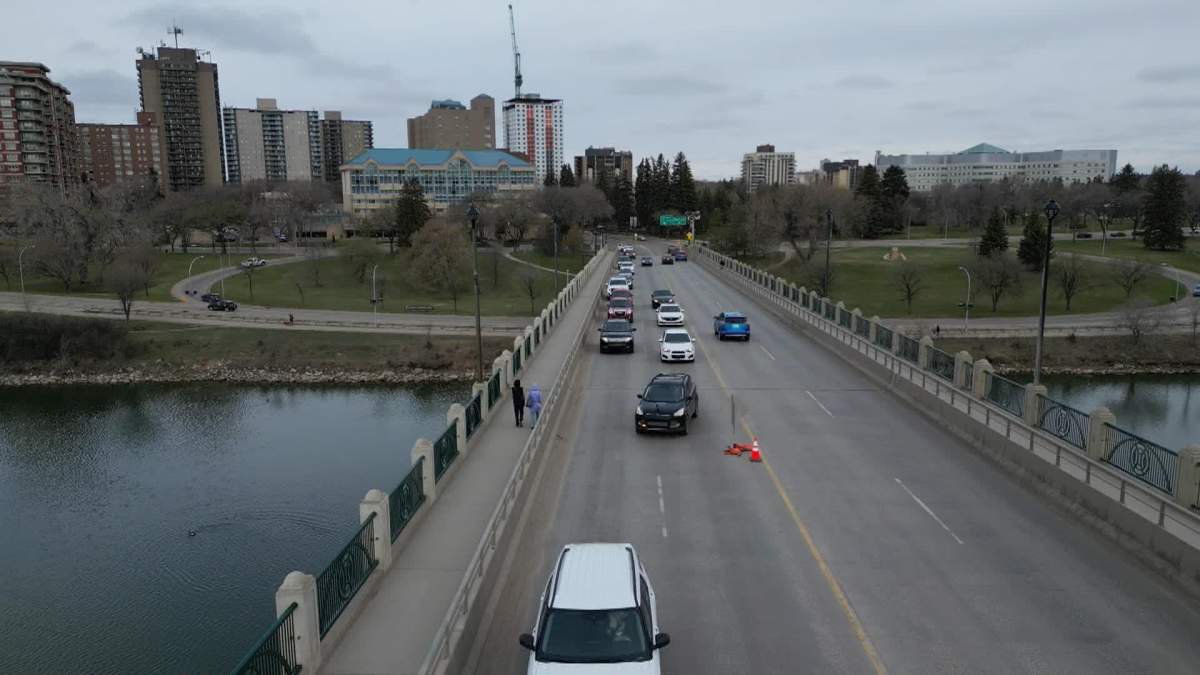 Examples along University Bridge show some drivers using the zipper merge system and others not.