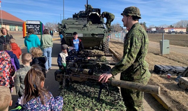 Училище в Алберта почита деца от семейства на военни