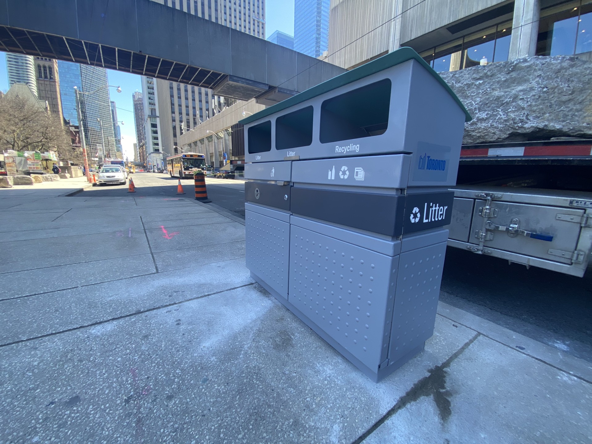 Торонто тества нови кошчета за боклук на тротоара за да