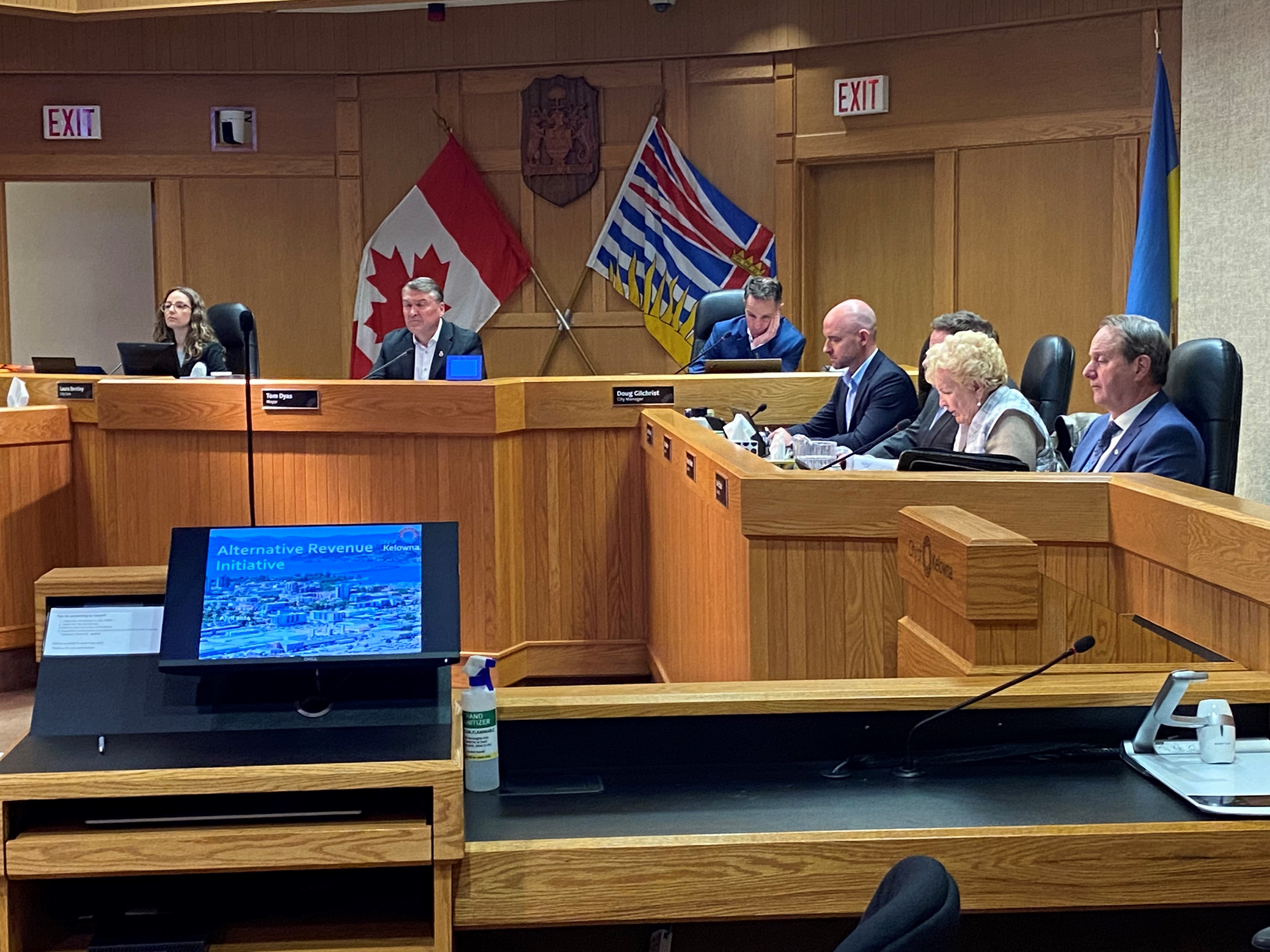 Kelowna, B.C. city council finalizes pay hike in close vote