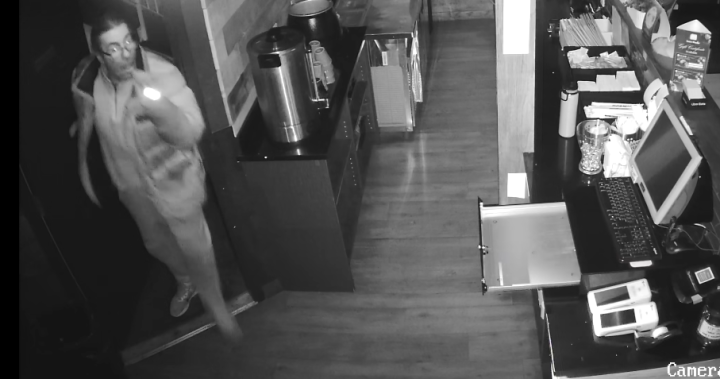 Камера заснема мъж, който нахлува два пъти в ресторант в Порт Муди, Британска Колумбия