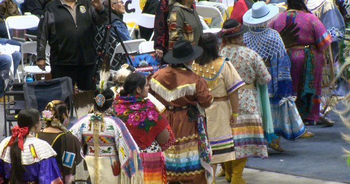 Посетителите на powwow на Университета на Първите нации в Канада