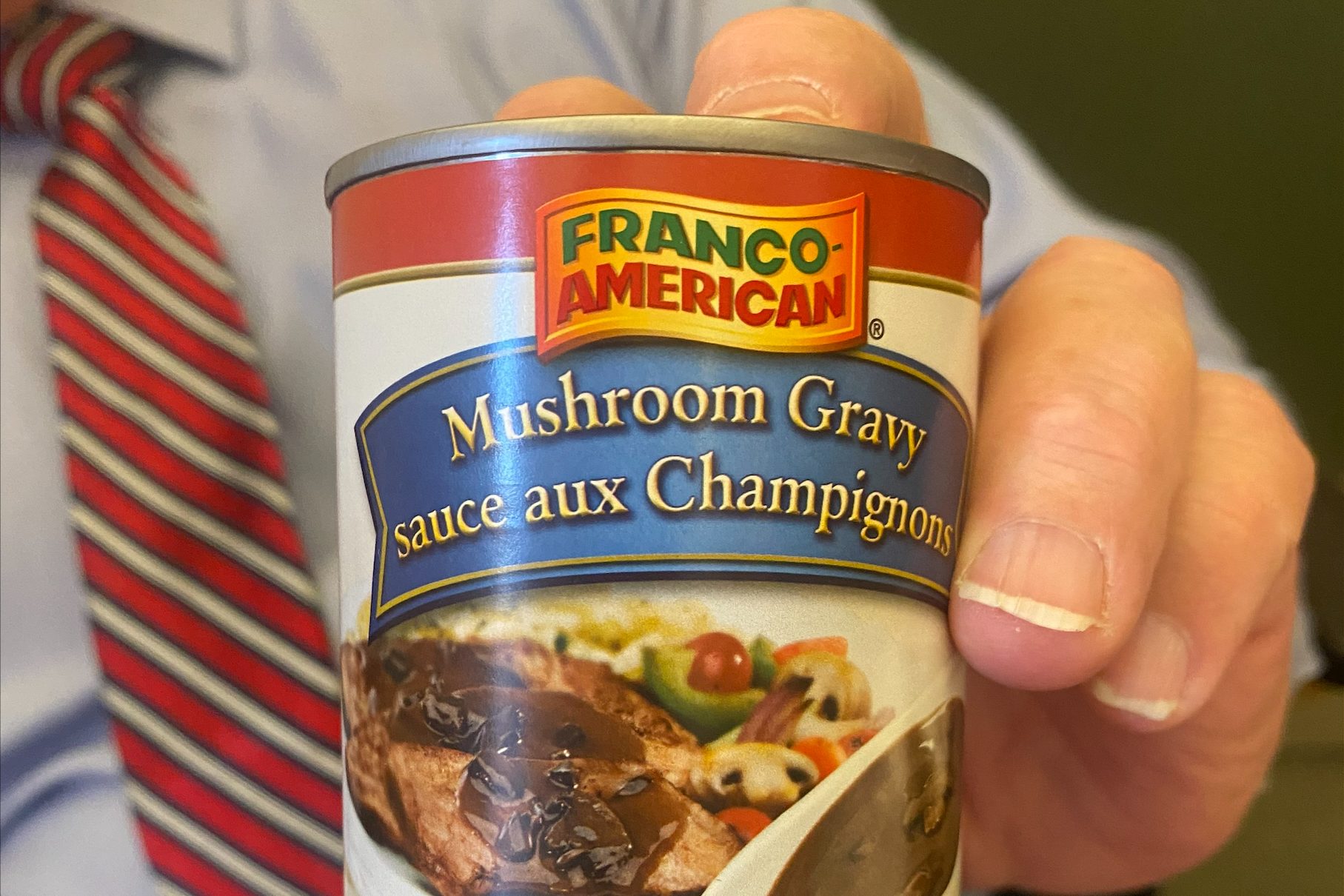 Премиерът на Онтарио Дъг Форд получи необичаен подарък когато пристигна