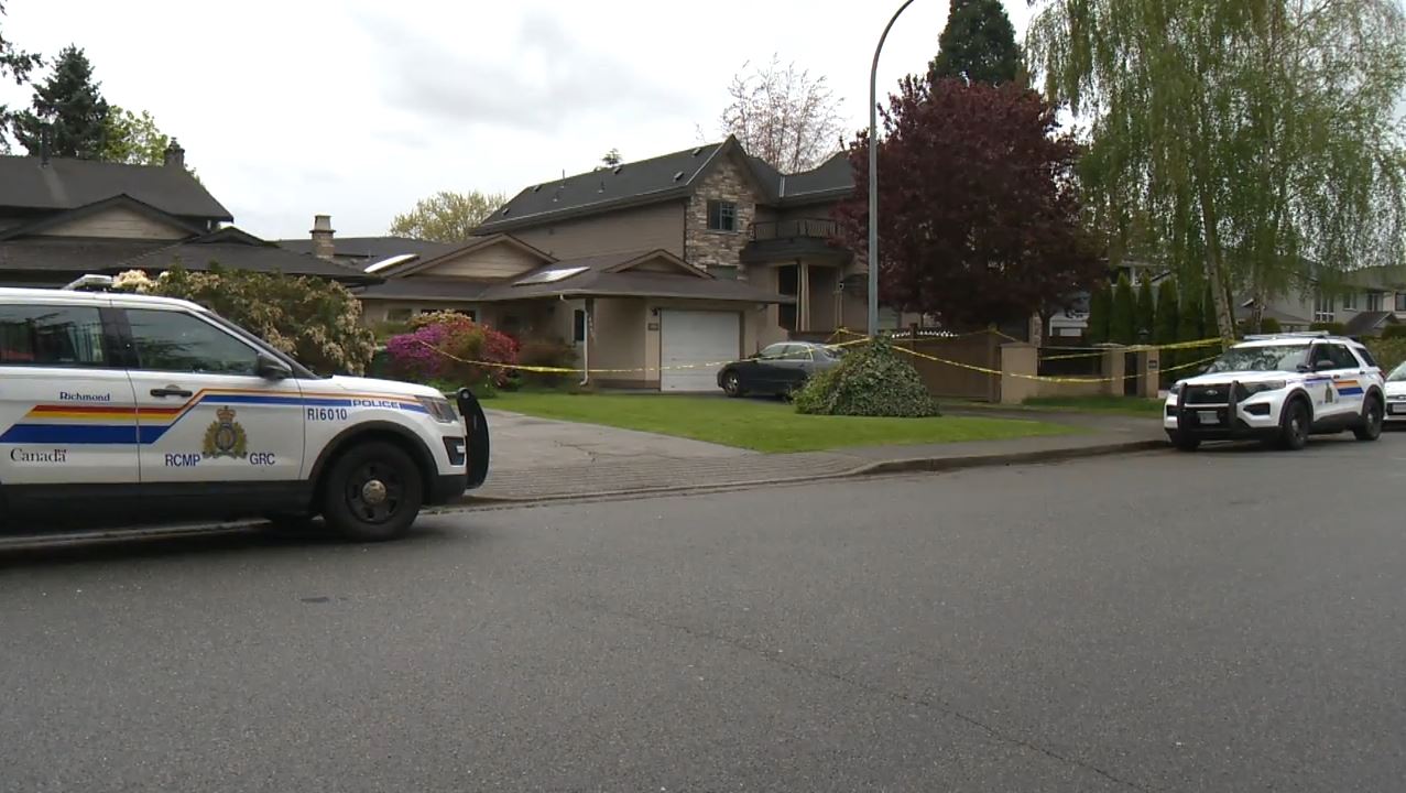 Тялото на жена е намерено и синът й е задържан