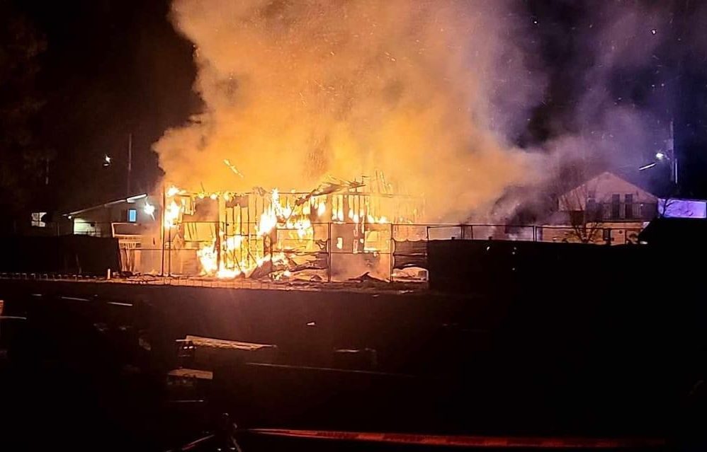 Пламъците опустошиха самостоятелен гараж в Келоуна в събота вечерта оставяйки