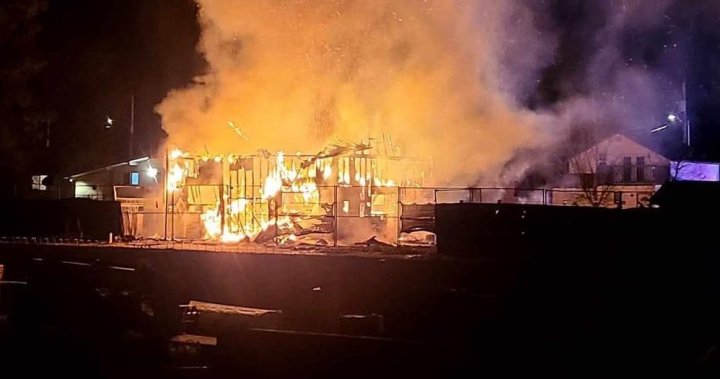 Пламъците опустошиха самостоятелен гараж в Келоуна в събота вечерта оставяйки