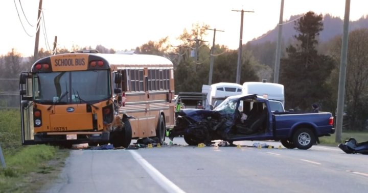 Челна катастрофа: Камион се сблъска с училищен автобус в Дерош, Британска Колумбия
