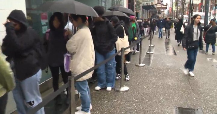 Стотици се наредиха на опашка в изскачащ магазин Shein във Ванкувър