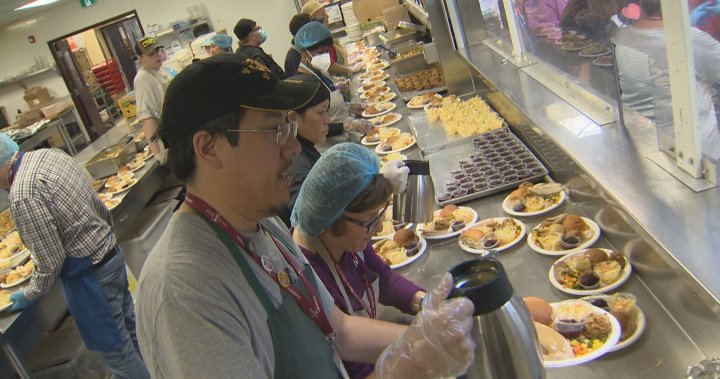 Благотворителната организация в Уинипег храни стотици уязвими жители на града с великденски обяд