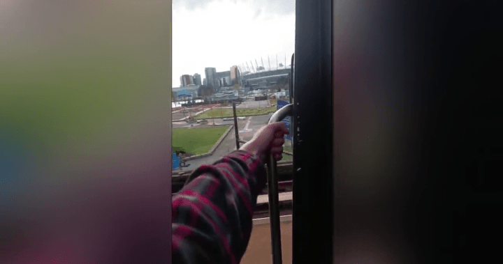 „Изключително опасно“: Вирусно видео показва как мъж „сърфира“ между вагоните на SkyTrain