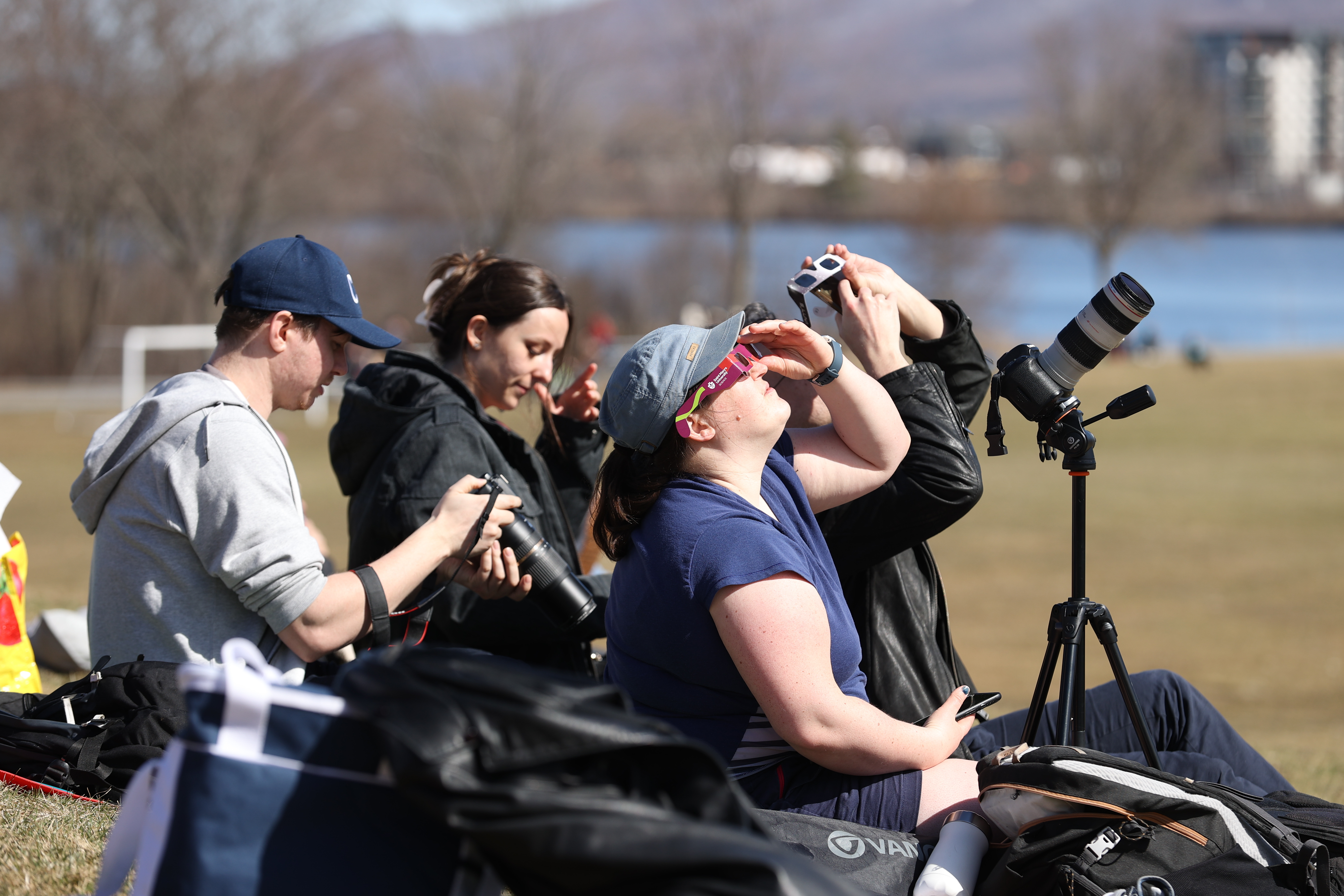Тълпи от хора в цяла Канада се стекоха за да