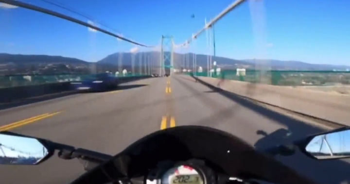 Шокиращо видео показва как мотоциклетист се движи с превишена скорост и се движи по моста във Ванкувър