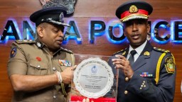 Peel Regional Police Chief Nishan Duraiappah holds a plaque next to Inspector General of Sri Lankan police Deshabandu. Tennakoon.