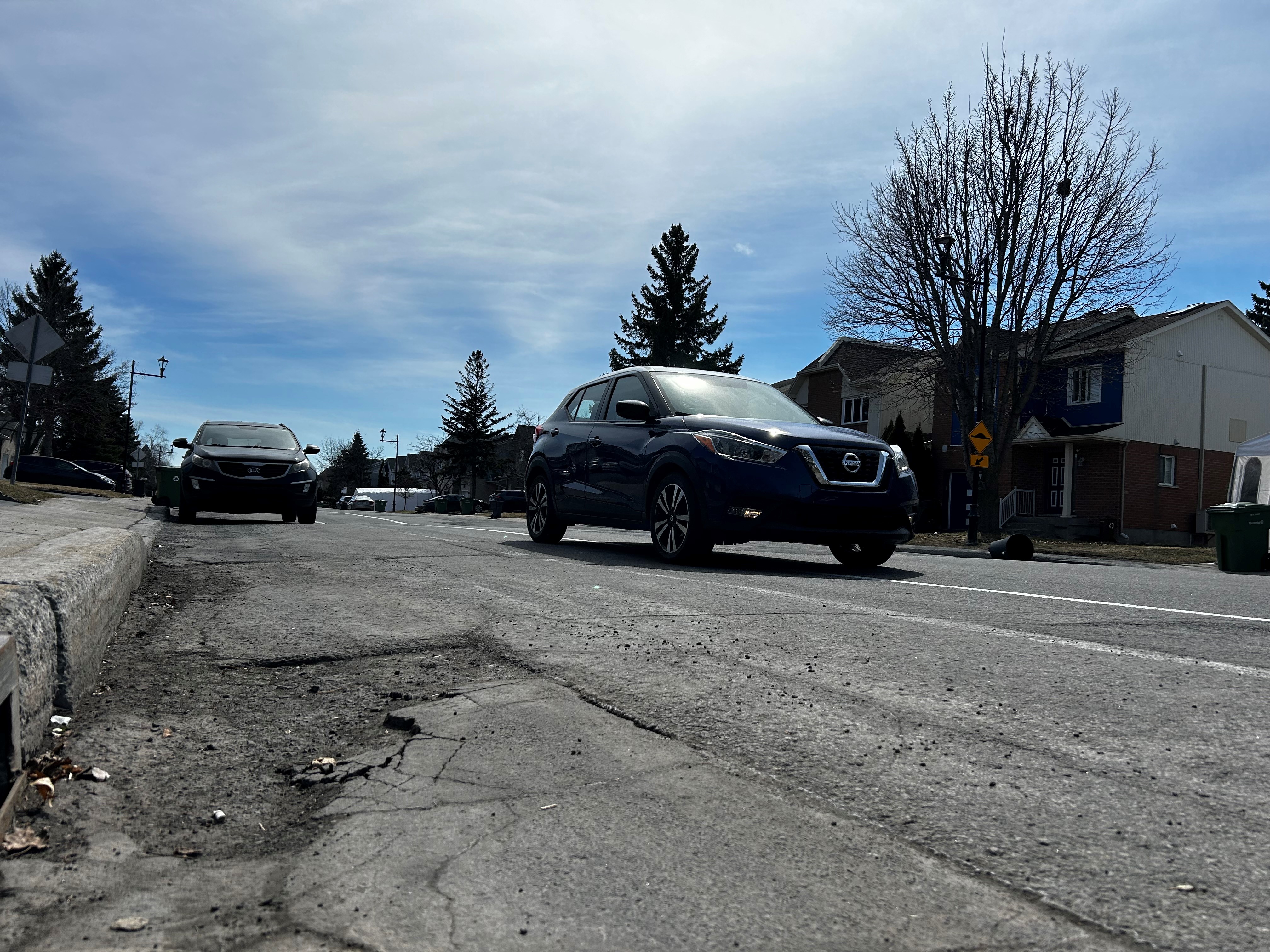 По булевард Du Château Pierrefonds на Западния остров неравните и неравни