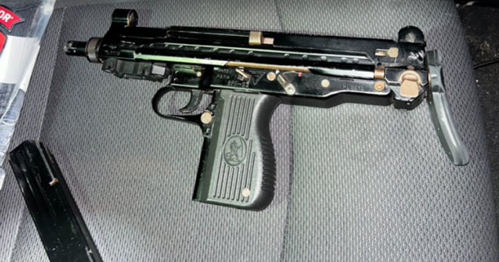 Зареден пистолет автомат е намерен след като мъж беше арестуван за