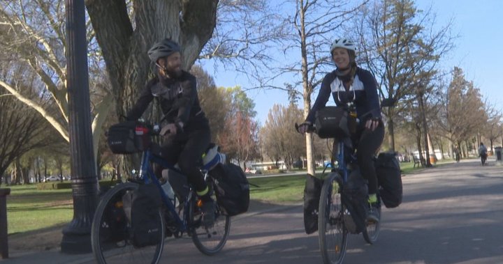 Двойка французи обикаля Канада с колело, събирайки средства за повторно залесяване