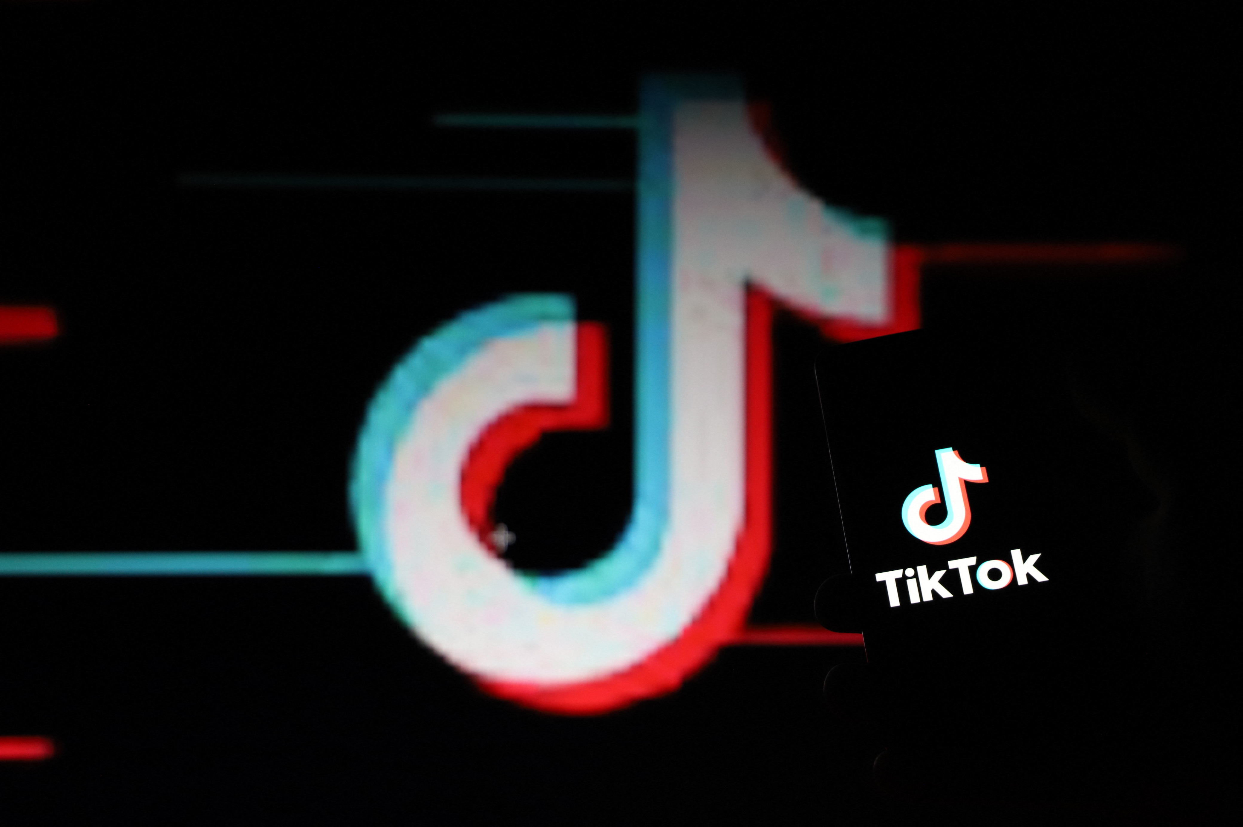 Законодателството принуждаващо компанията майка на TikTok да продаде платформата за