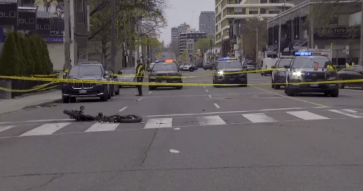Повдигнато е обвинение за небрежно шофиране, след като велосипедист е бил убит от камион в Торонто: полиция
