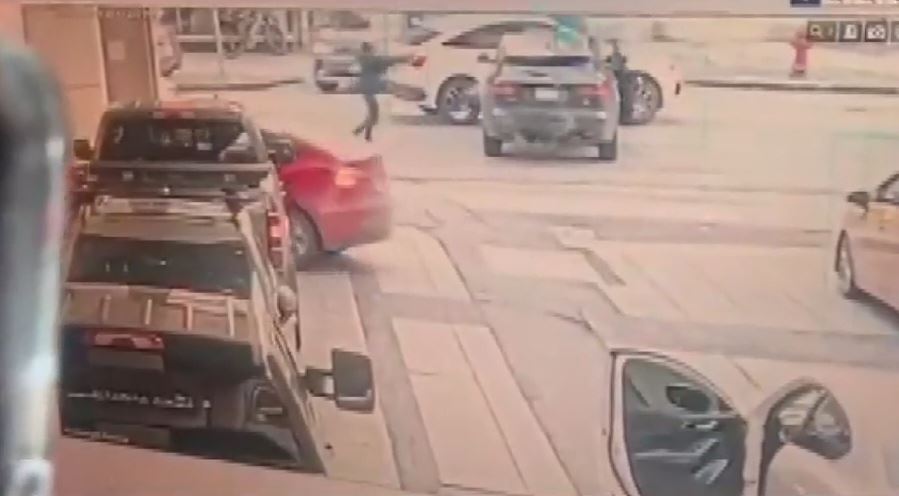 Докато полицията продължава да търси заподозрените в шокираща дневна стрелба