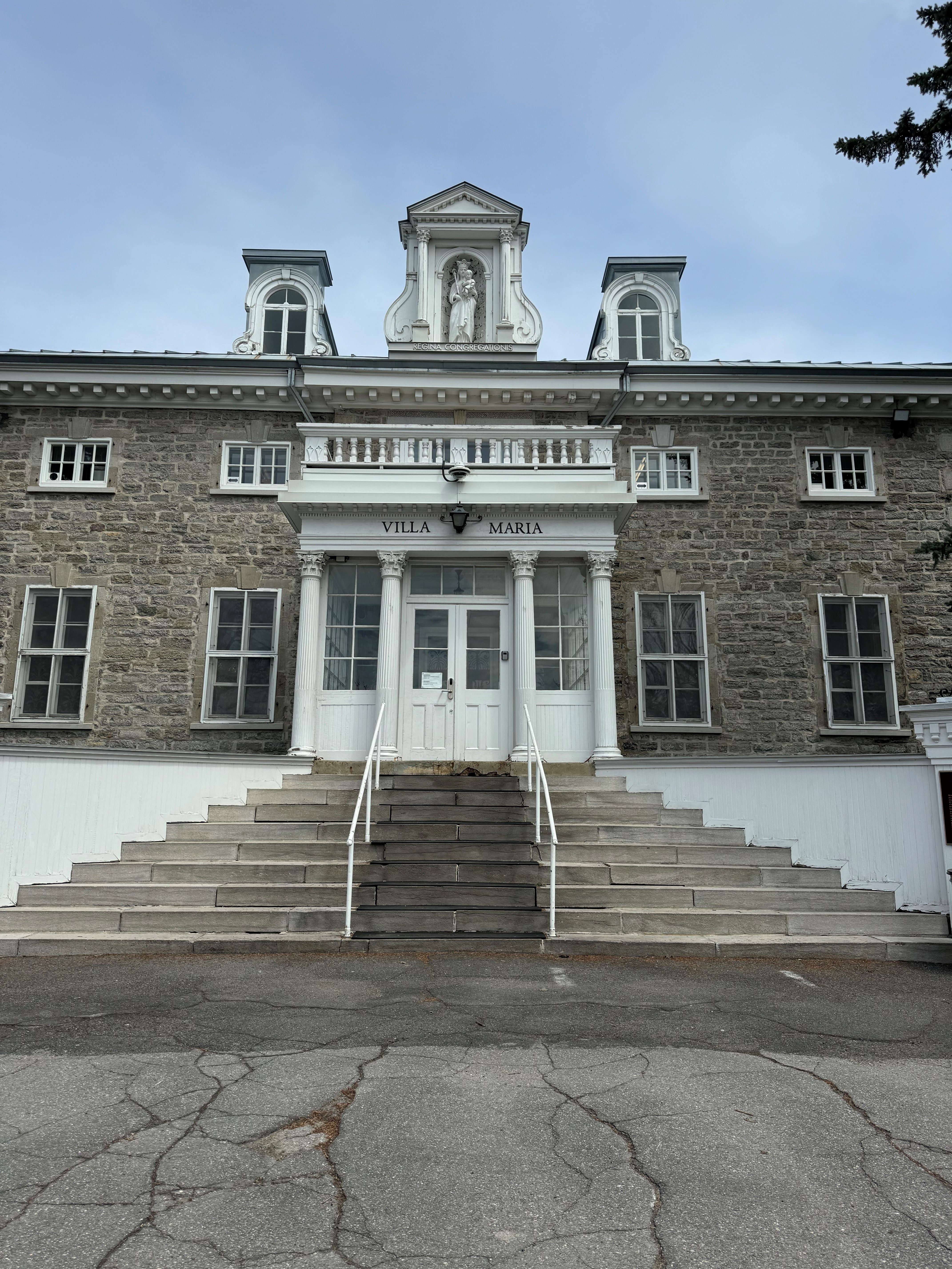 Управителният съвет на гимназия Вила Мария казва че ще упражни