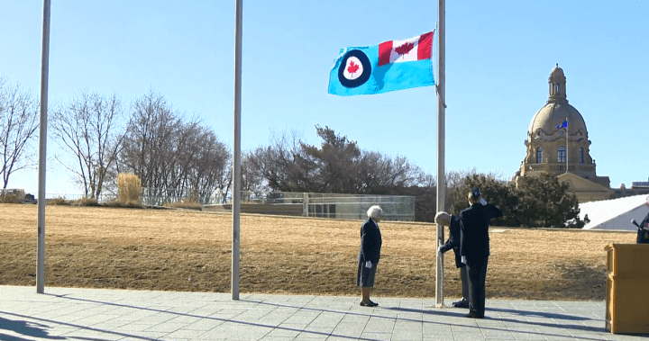 Прелитане на тактически хеликоптер в Едмънтън отбелязва 100-годишнината от Кралските канадски военновъздушни сили