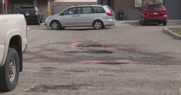 Жителите на югоизточен Калгари са разочаровани, след като дупките на паркинга на търговския център са повредили превозни средства
