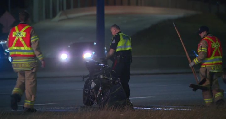 Полицията в Едмънтън разследва сблъсък който изпрати мотоциклетист в болница