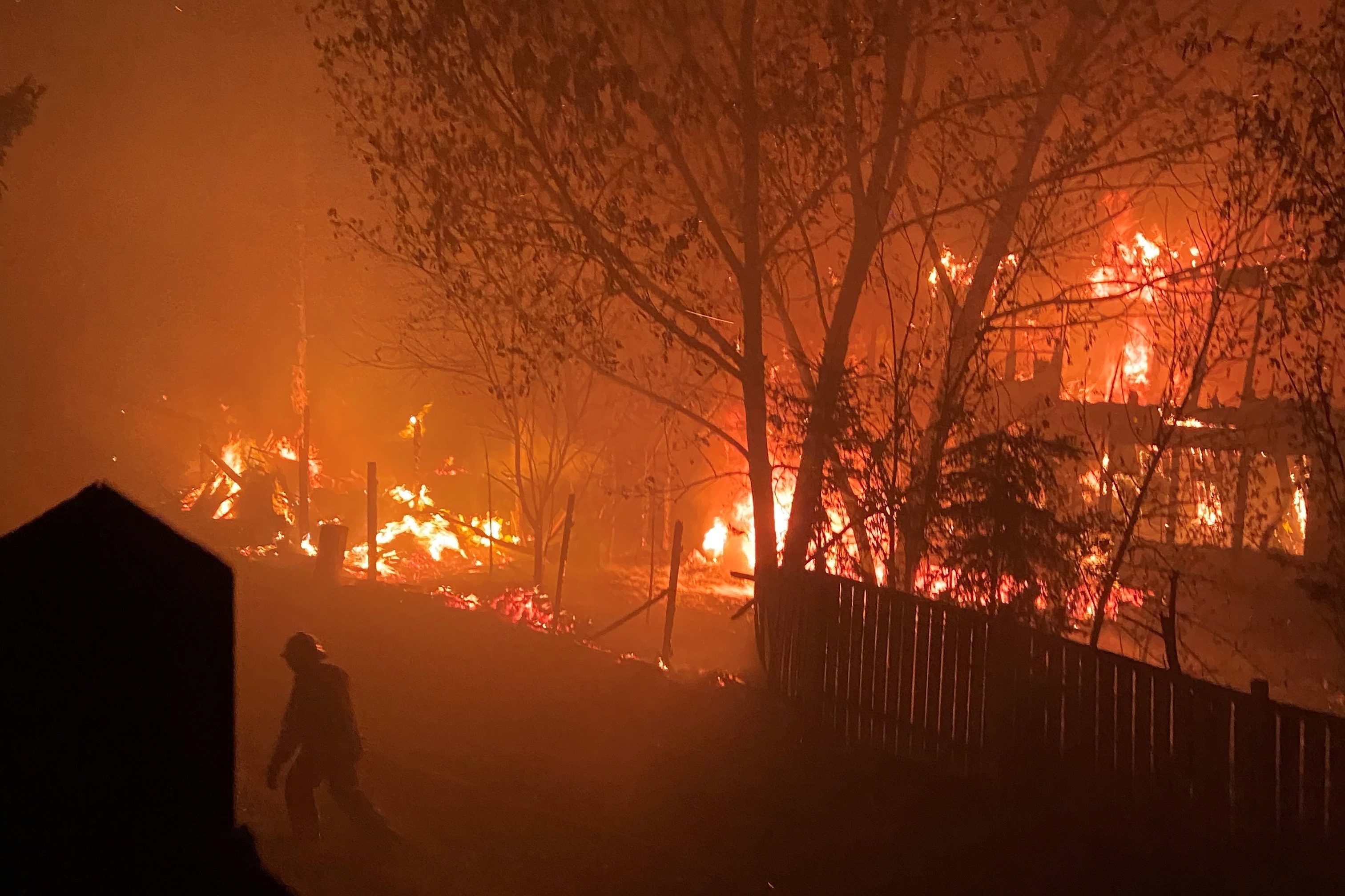 Пожарникарите в град в северозападна Алберта прекараха часове рано сутринта