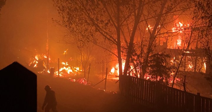 Пожар избухна в 3 къщи в Пийс Ривър, рани пожарникари
