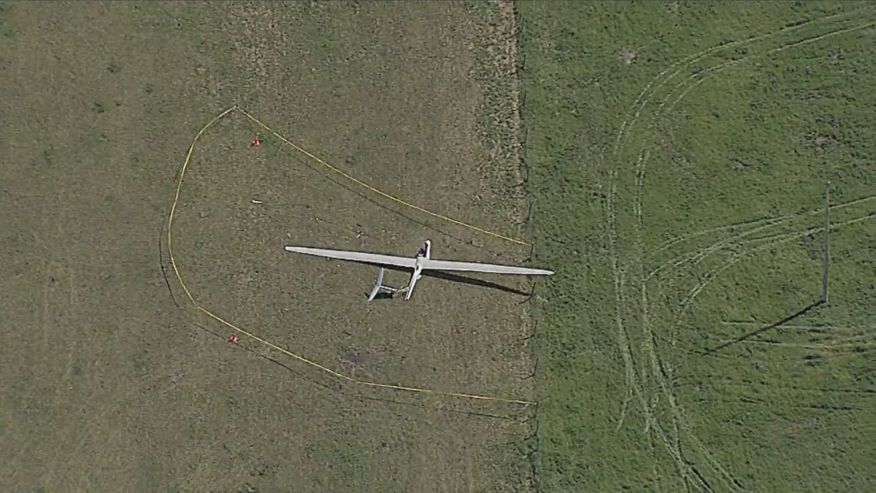 Един човек беше обявен за мъртъв след като планер с