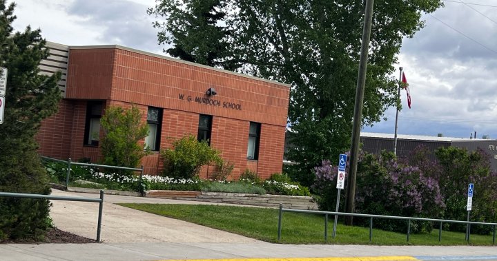 Служител на училище в Crossfield, обвинен в престъпления с детска порнография: RCMP