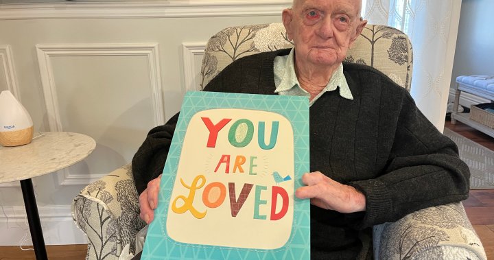 Старшият Монктън се усмихва, когато навършва 104 години, получава изобилие от пожелания за рожден ден
