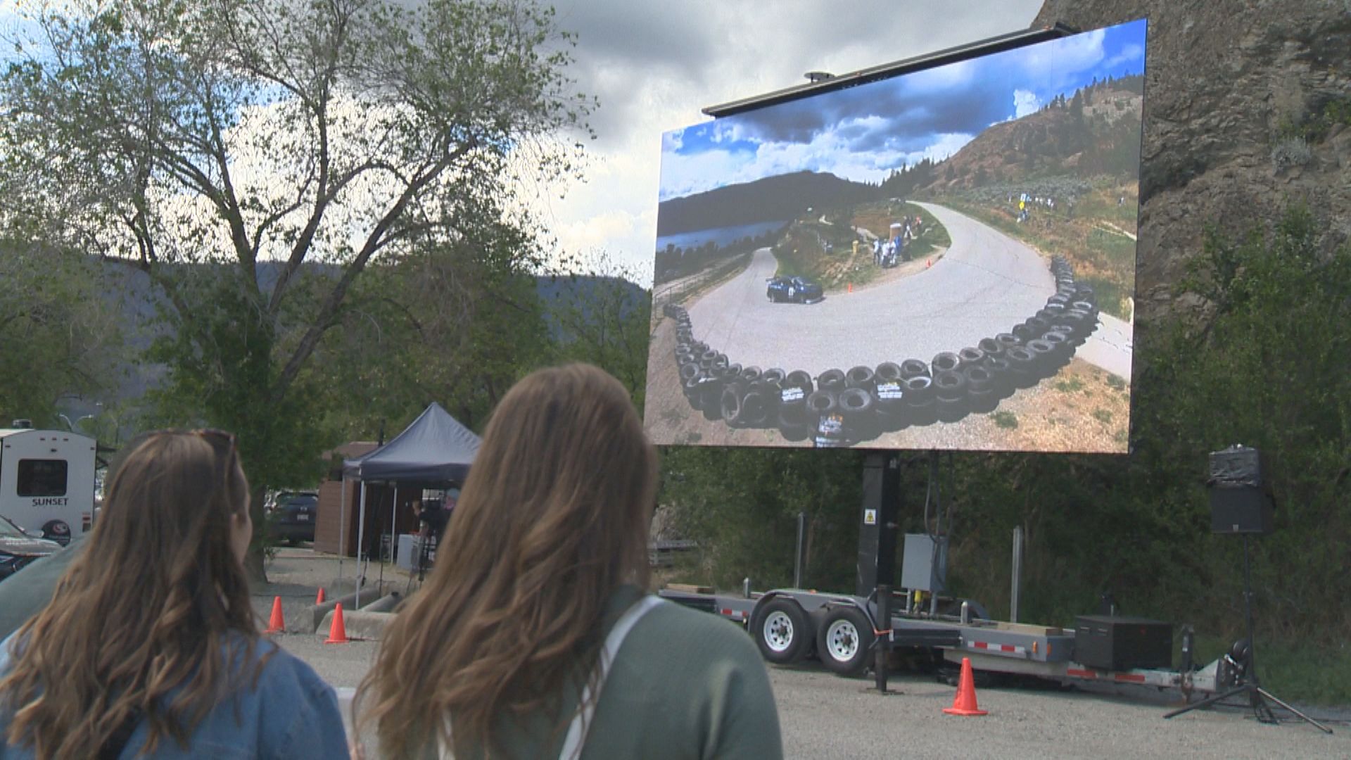 Беше уикенд на шумни двигатели и въртящи се гуми в