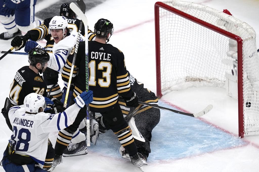 Knies scores in OT, Leafs top Bruins to stay alive