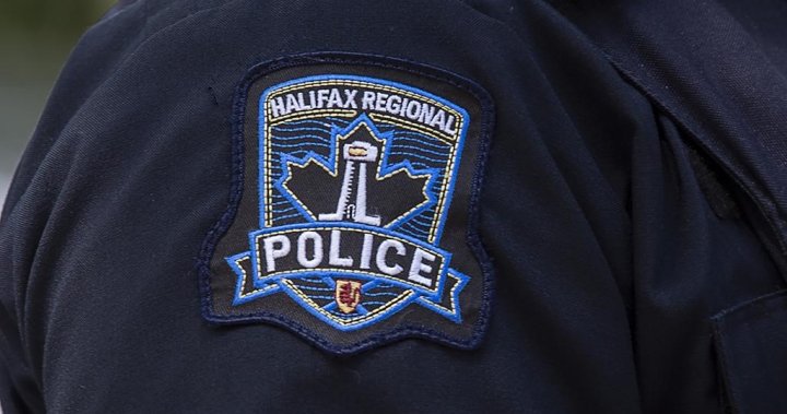 Полицията в Халифакс каза че мъж е бил намушкан в