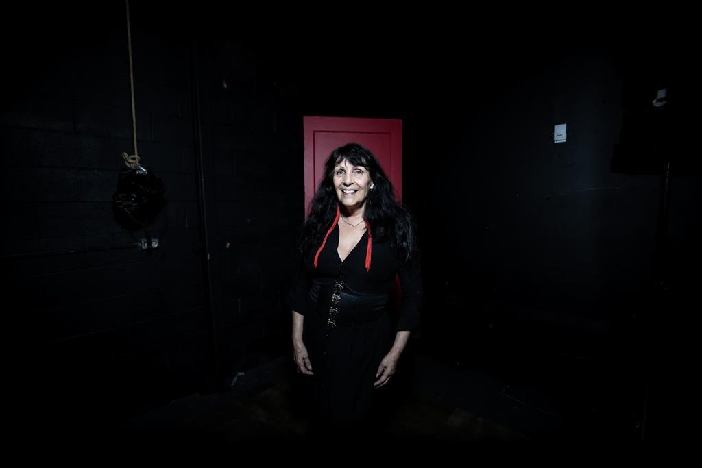 Модели с уникално проектирани червени рокли излизат на пистата в