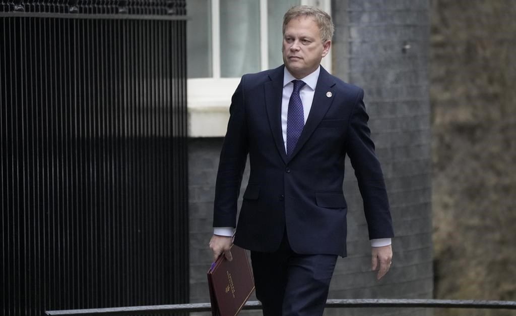 Имената и банковите данни на хиляди действащи британски войници моряци